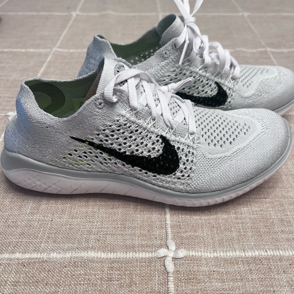 Nike Womens Free RN Flyknit Sneakers 2018
7.5 7 1/2
New